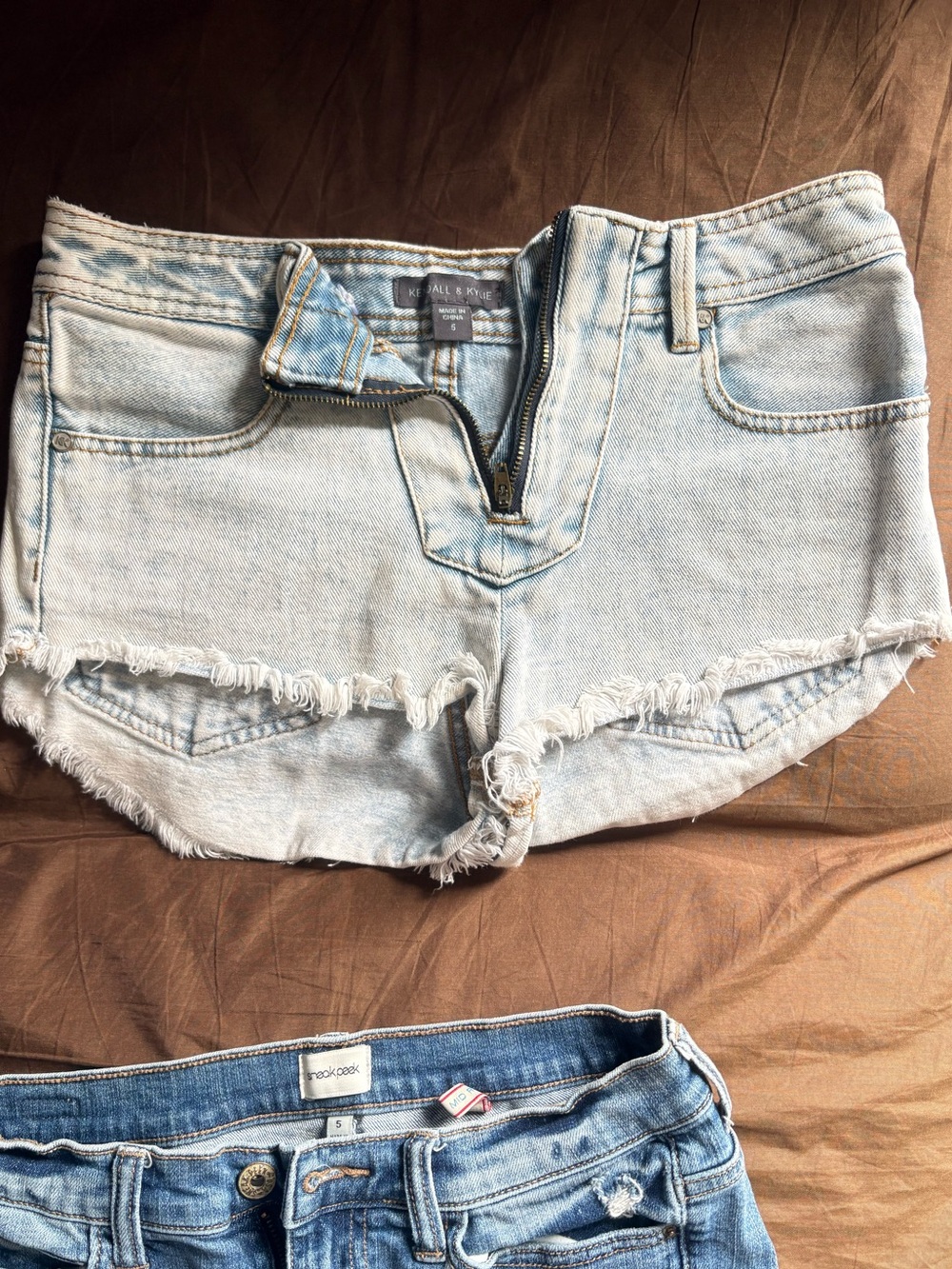 Kendall & Kylie Denim Shorts Size 5 Light Wash Exposed Zipper Fly Hem Y2K Cutoff